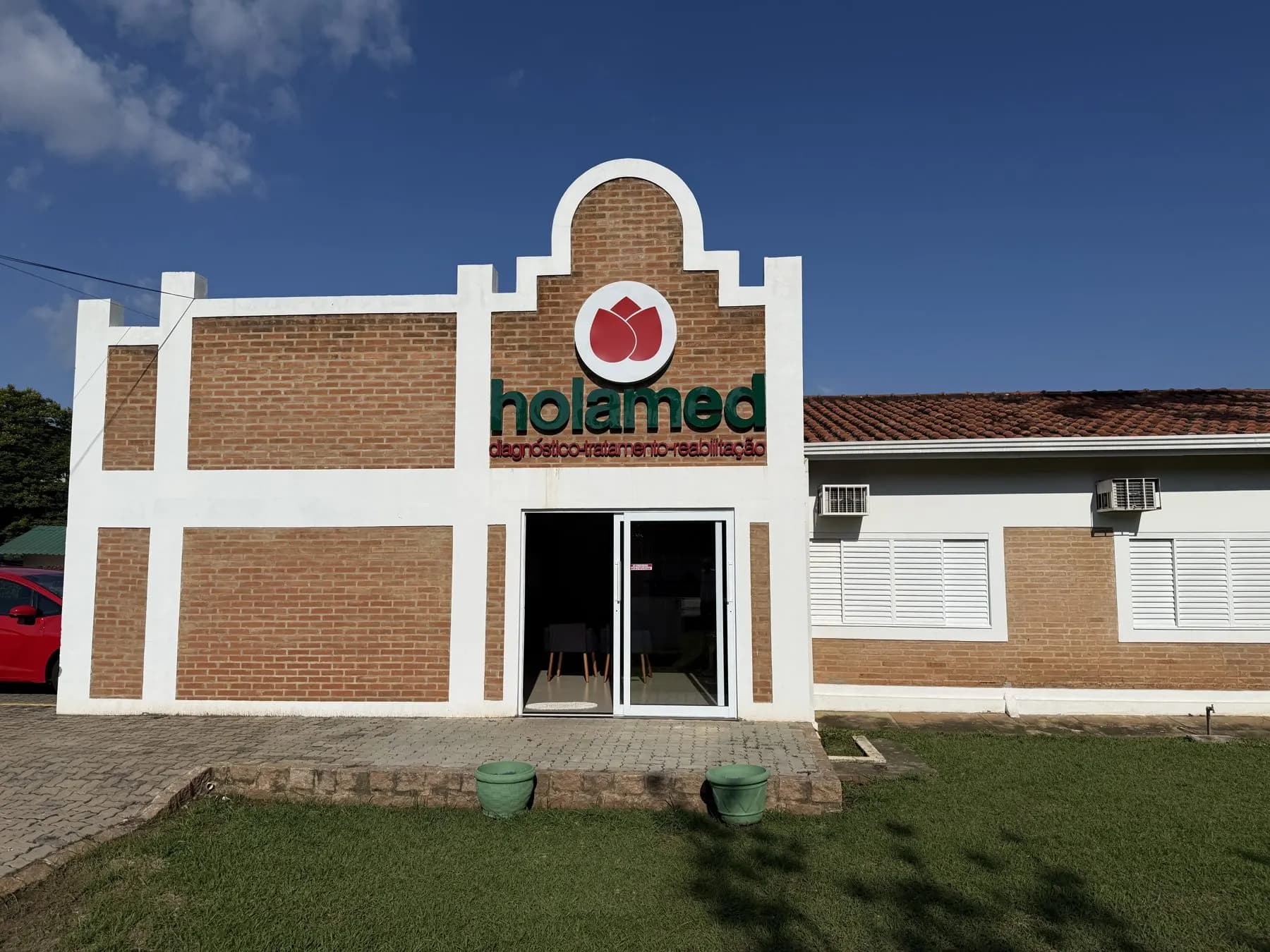 Fachada da Clínica Holamed, com o letreiro sobre a entrada, em Holambra